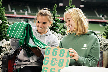 Rieke Dieckmann und Caroline Siems in Weihnachtsmontur. 