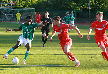 Davis Asante im Dribbling.