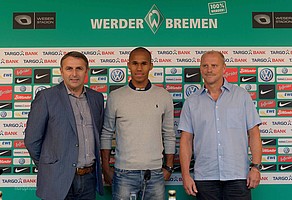 Glückliche Gesichter: Werders damaliger Manager Klaus Allofs und Trainer Thomas Schaaf präsentieren ihren Neuzugang (Foto: nordphoto). 