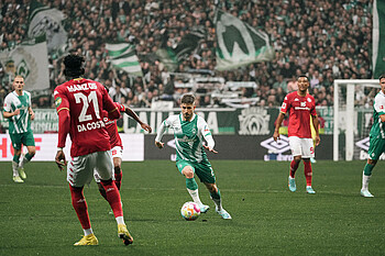 Romano Schmid dribbelt im Spiel gegen Mainz an.