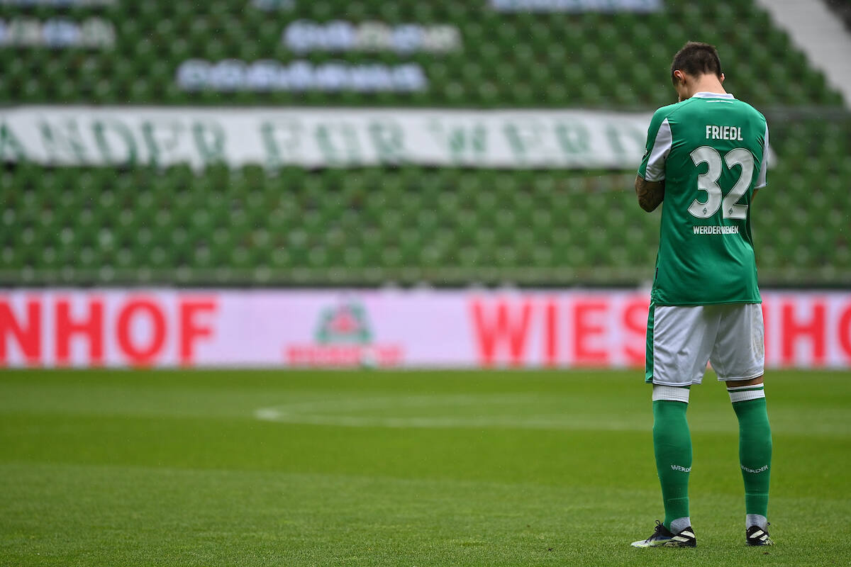 Marco Friedl verdeckt sein Gesicht vor leeren Rängen.