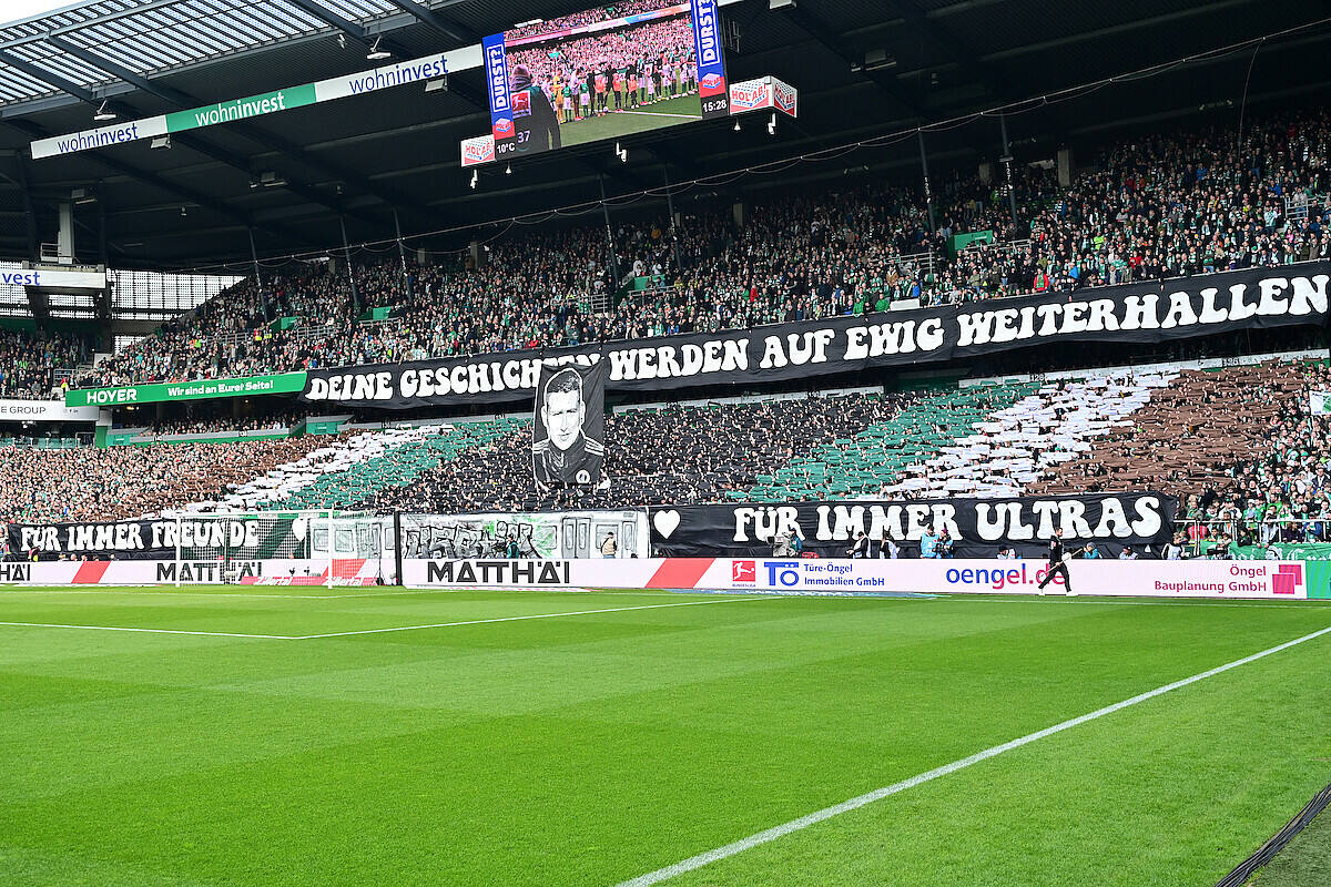 A display in the Ostkurve for the deceased St. Pauli ultra, Kiste