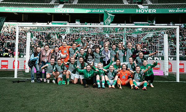 Die Werder-Frauen jubeln vor der Ostkurve.