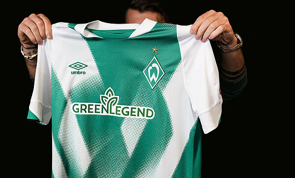 A Werder shirt with shirt sponsor Green Legend being held up' data-src='https://werdercdn.azureedge.net/typo3temp/assets/_processed_/6/1/csm_5b8366f40dcf9846f5b2ca008bc3a99044a00c4e-fp-600-362-20-20_7f63b550b4.jpg
