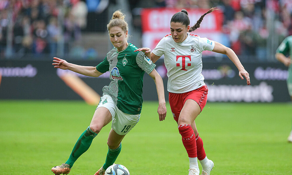 Saskia Matheis im Zweikampf mit einer Spielerin des 1. FC Kölns.