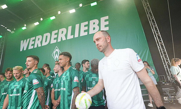 Ole Werner mit einem Ball am Tach der Fans 2024